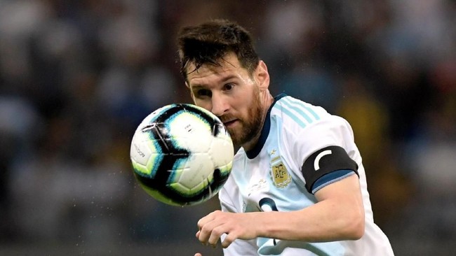 Petenis dunia Roger Federer memuji kualitas bintang Barcelona Lionel Messi yang dinilainya selalu memiliki tiga pilihan saat memegang bola.
