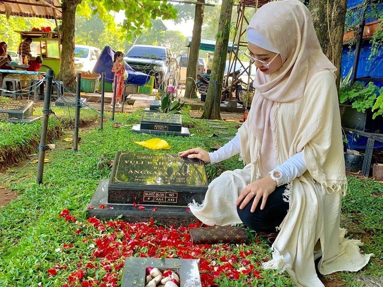 Potret Cantik Della Perez Kenakan Hijab Della Perez baru-baru ini memberikan isyarat tentang niatnya istikamah kenakan hijab. Berikut potret-potret cantik Della Perez berhijab.