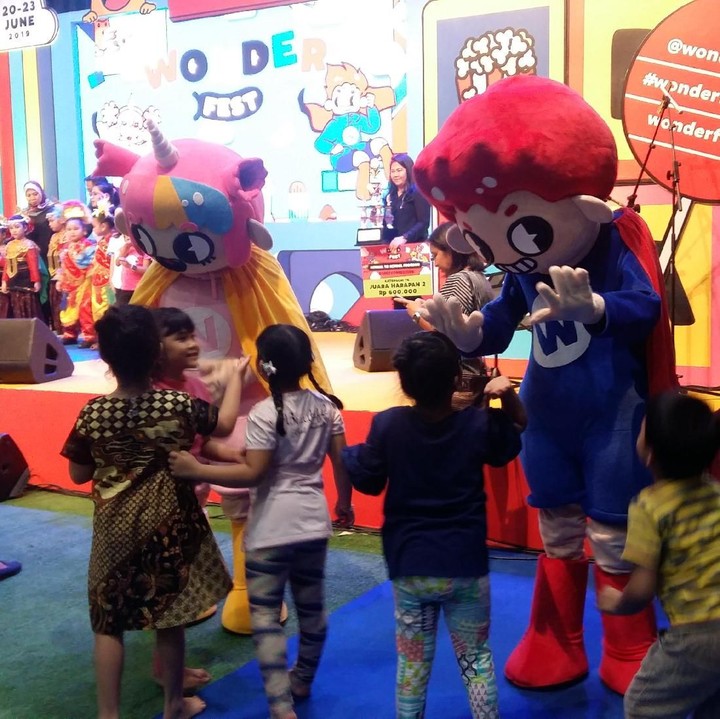 <div>Boneka maskot Wonderfest 2019, Coco dan Candy yang jadi rebutan anak-anak untuk berfoto.</div>