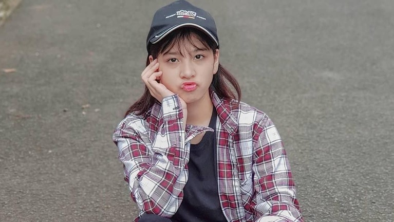 Azizi Shafa Asadel adalah anak presenter Fadli Akhmad yang menjadi member JKT48. Berikut ini deretan potret menggemaskan Zee JKT48.
