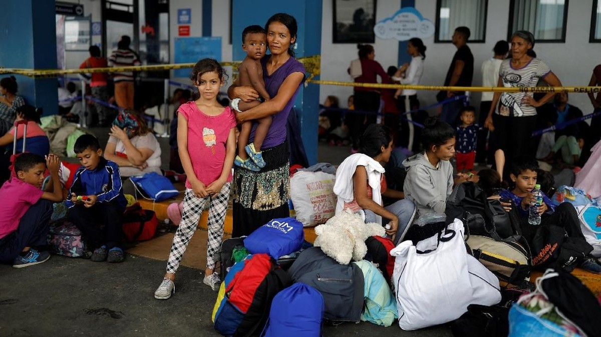 FOTO: Ratapan Perempuan Venezuela yang Terempas Krisis