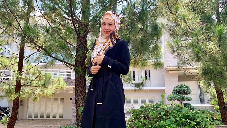 Della Perez isyaratkan istikamah mengenakan hijab.