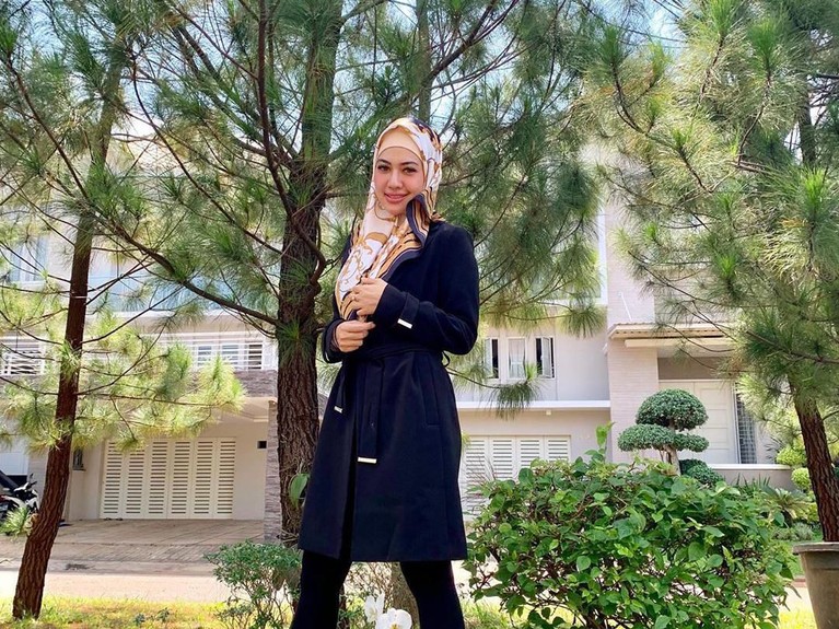 Della Perez baru-baru ini memberikan isyarat tentang niatnya istikamah kenakan hijab. Berikut potret-potret cantik Della Perez berhijab.