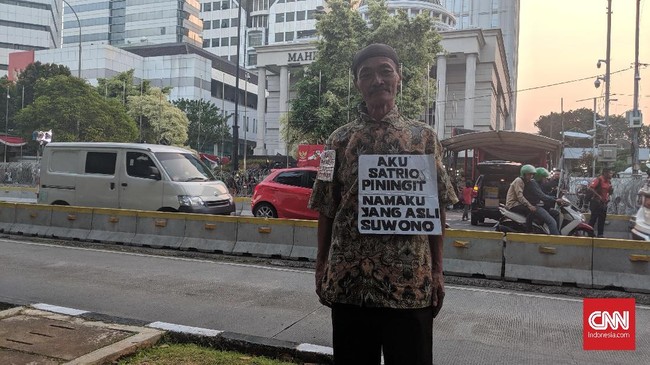 Warga Cakung, Jaktim, Suwono mengaku sebagai 'Satrio Piningit' muncul di depan gedung MK, Jakarta, Kamis (20/6), dan menyebut Jokowi-Prabowo sama saja.