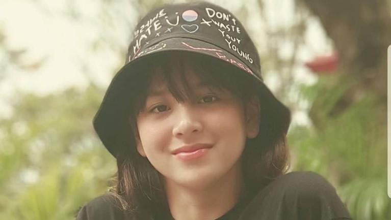 8 Potret Menggemaskan Zee JKT48 Azizi Shafa Asadel adalah anak presenter Fadli Akhmad yang menjadi member JKT48. Berikut ini deretan potret menggemaskan Zee JKT48.