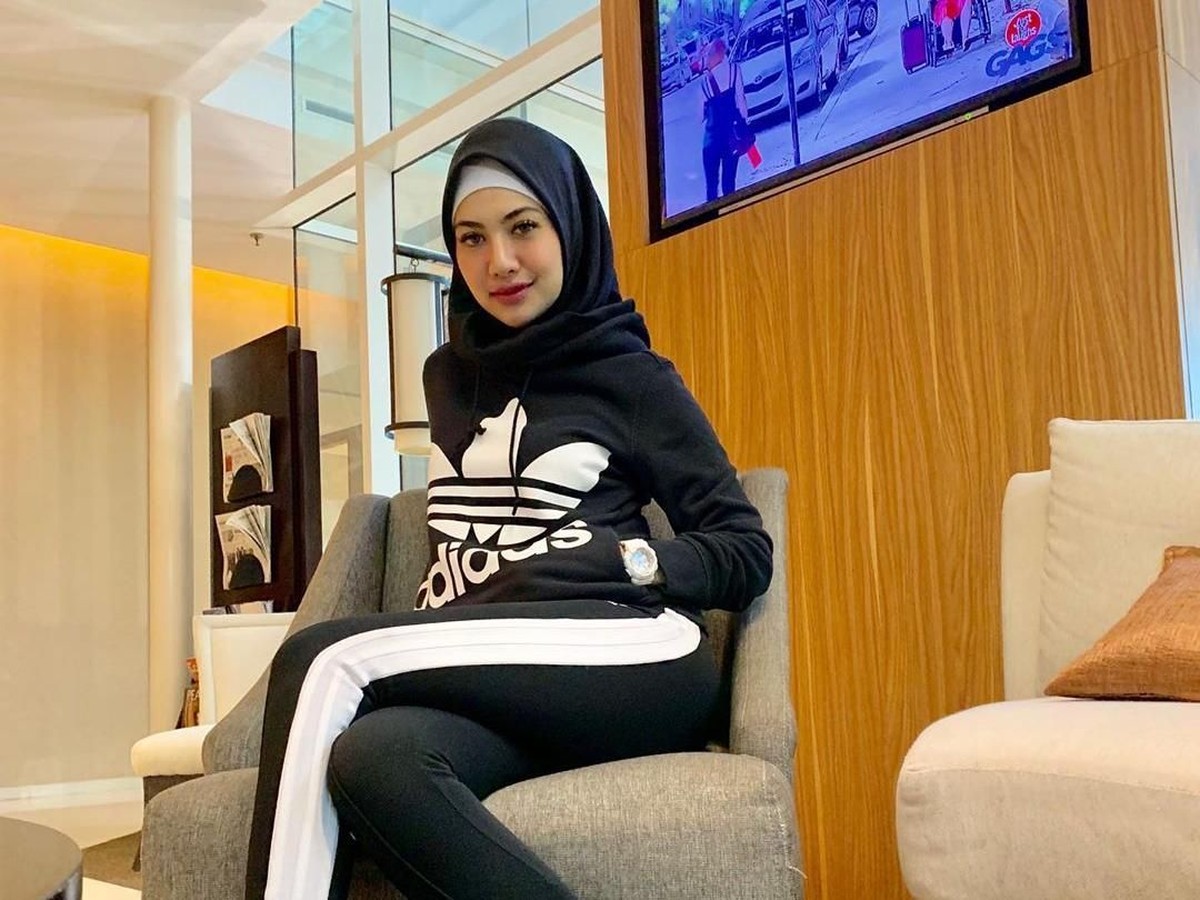 Della Perez baru-baru ini memberikan isyarat tentang niatnya istikamah kenakan hijab&period; Berikut potret-potret cantik Della Perez berhijab&period;
