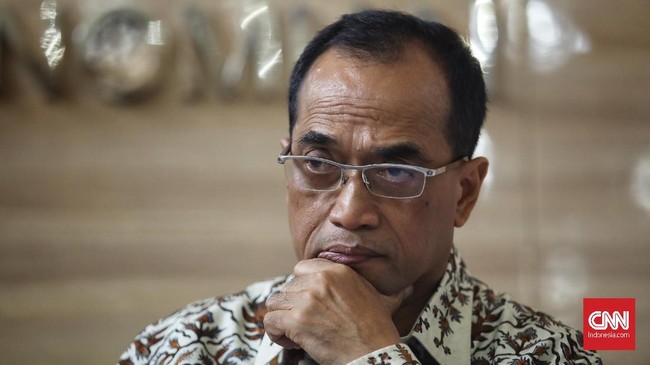 Menteri Perhubungan Budi Karya menyebut PT KCI tidak profesional mengatur penumpang KRL karena terjadi penumpukan yang berpotensi menjadi klaster covid-19.