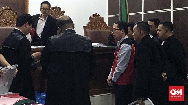 Mantan Ketua Umum PSSI, Joko Driyono, menangis pada akhir sidang dirinya sebagai terdakwa di Pengadilan Negeri Jakarta Selatan, Kamis (20/6).