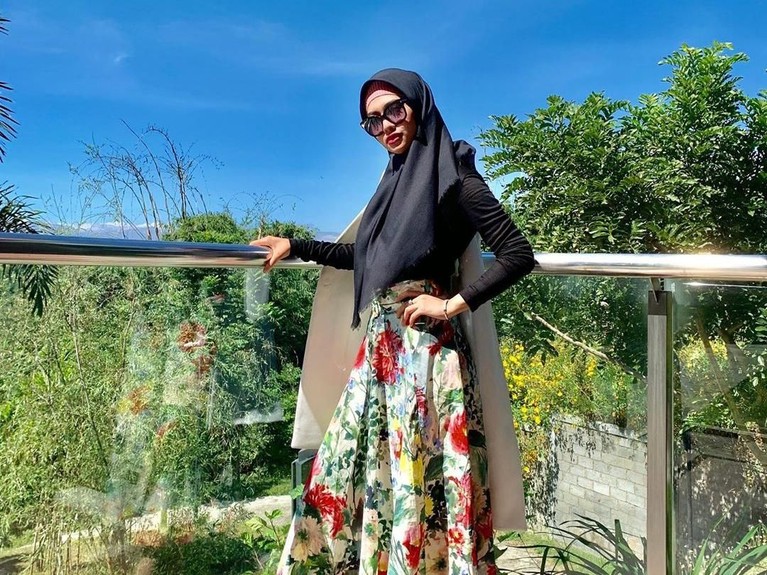 Potret Cantik Della Perez Kenakan Hijab Della Perez baru-baru ini memberikan isyarat tentang niatnya istikamah kenakan hijab. Berikut potret-potret cantik Della Perez berhijab.