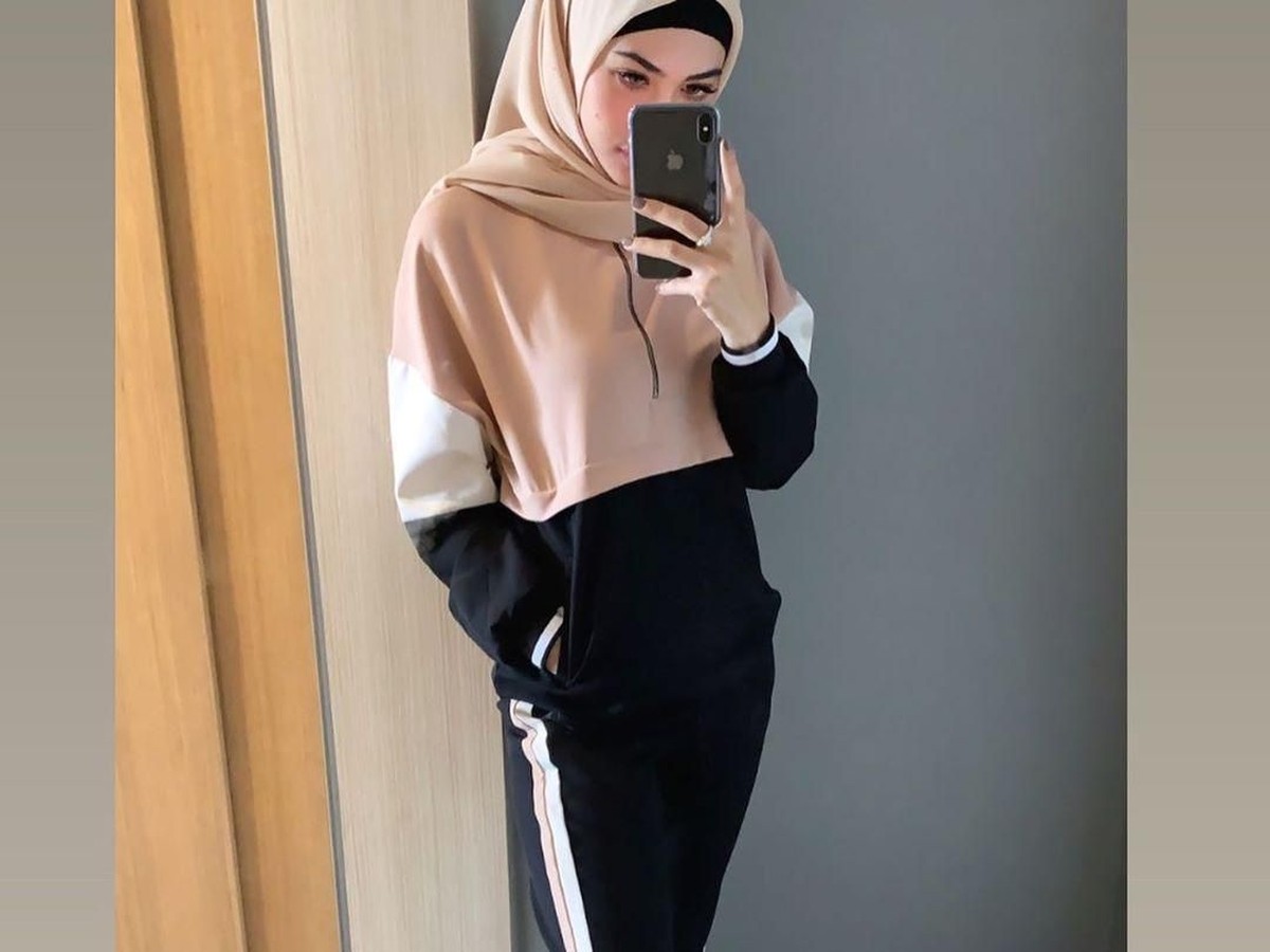 Della Perez baru-baru ini memberikan isyarat tentang niatnya istikamah kenakan hijab&period; Berikut potret-potret cantik Della Perez berhijab&period;