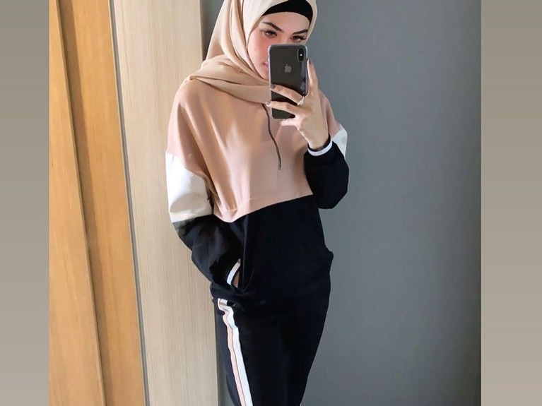 Della Perez baru-baru ini memberikan isyarat tentang niatnya istikamah kenakan hijab. Berikut potret-potret cantik Della Perez berhijab.