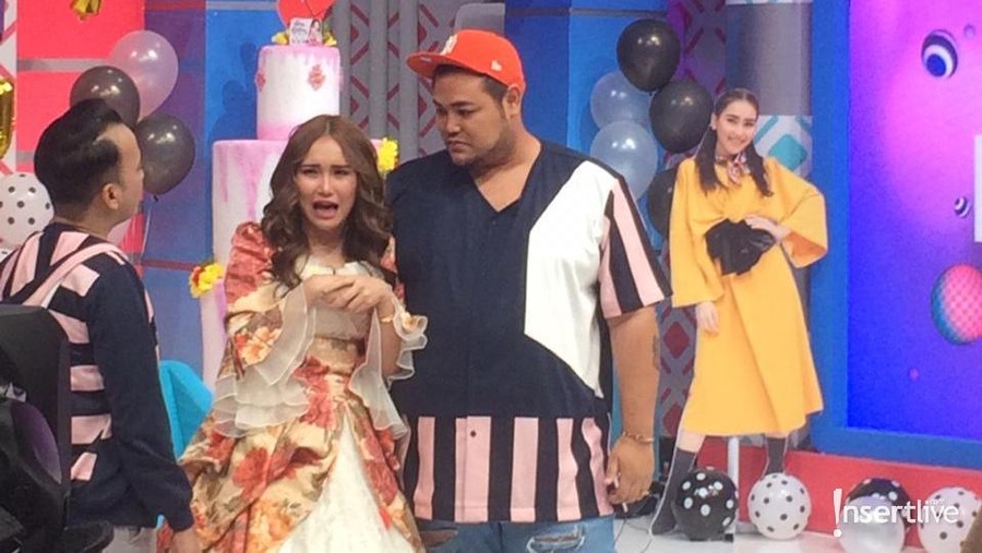 Puji Ivan Gunawan, Ayu Ting Ting: Semua Baju Saya yang Buat Igun Ayu Ting Ting menyempatkan hadir pada acara fashion Ivan Gunawan. Ia pun tak lupa memberikan pujian untuk karya-karya rancangan Igun.