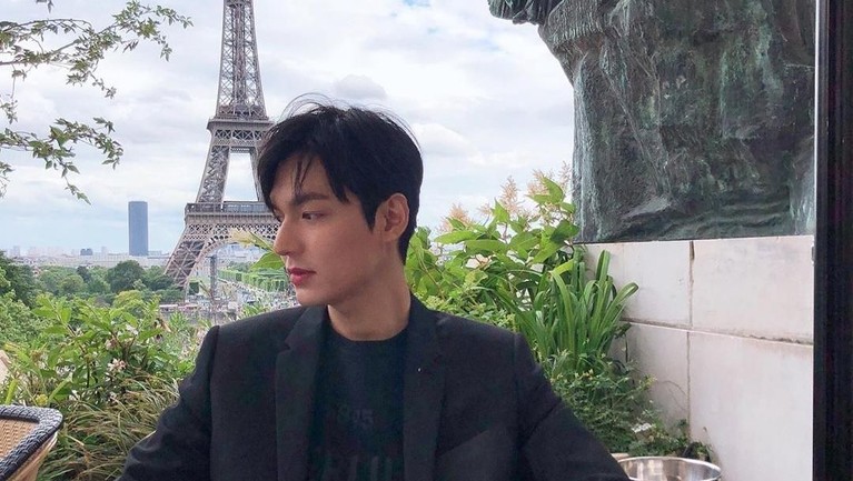 Pada hari Selasa (18/6) kemarin, Lee Min Ho bertolak ke Paris, Prancis. Tengok ketampanan aktor yang baru saja merampungkan wajib militernya tahun ini