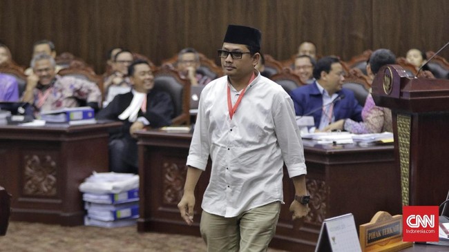 Dianggap tak kooperatif dan menghambat sidang, terdakwa pelanggaran UU ITE Rahmadsyah Sitompul yang juga saksi kubu Prabowo Subianto di MK ditahan.