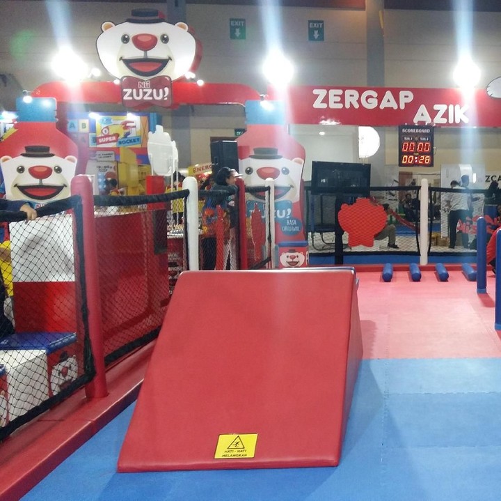 <div>Arena permainan anak untuk melakukan aktivitas fisik seperti outbound tapi versi indoor, Bun. Di sini banyak sekali anak antre untuk mencoba.</div>