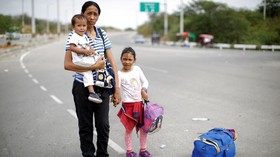 FOTO: Ratapan Perempuan Venezuela yang Terempas Krisis