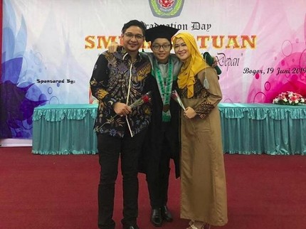 Kompaknya Pasha 'Ungu' dan Okie Agustina Hadiri Wisuda Anak