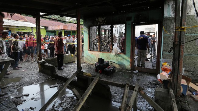 Puluhan pekerja pabrik korek gas jadi korban kebakaran karena pintu depan pabrik selalu dikunci. Api justru datang dari belakang, satu-satunya akses keluar.