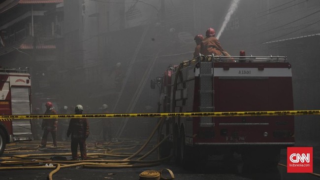 Kebakaran terjadi di Tambora, Jakarta Barat (Jakbar). Lima orang tewas akibat kebakaran tersebut.