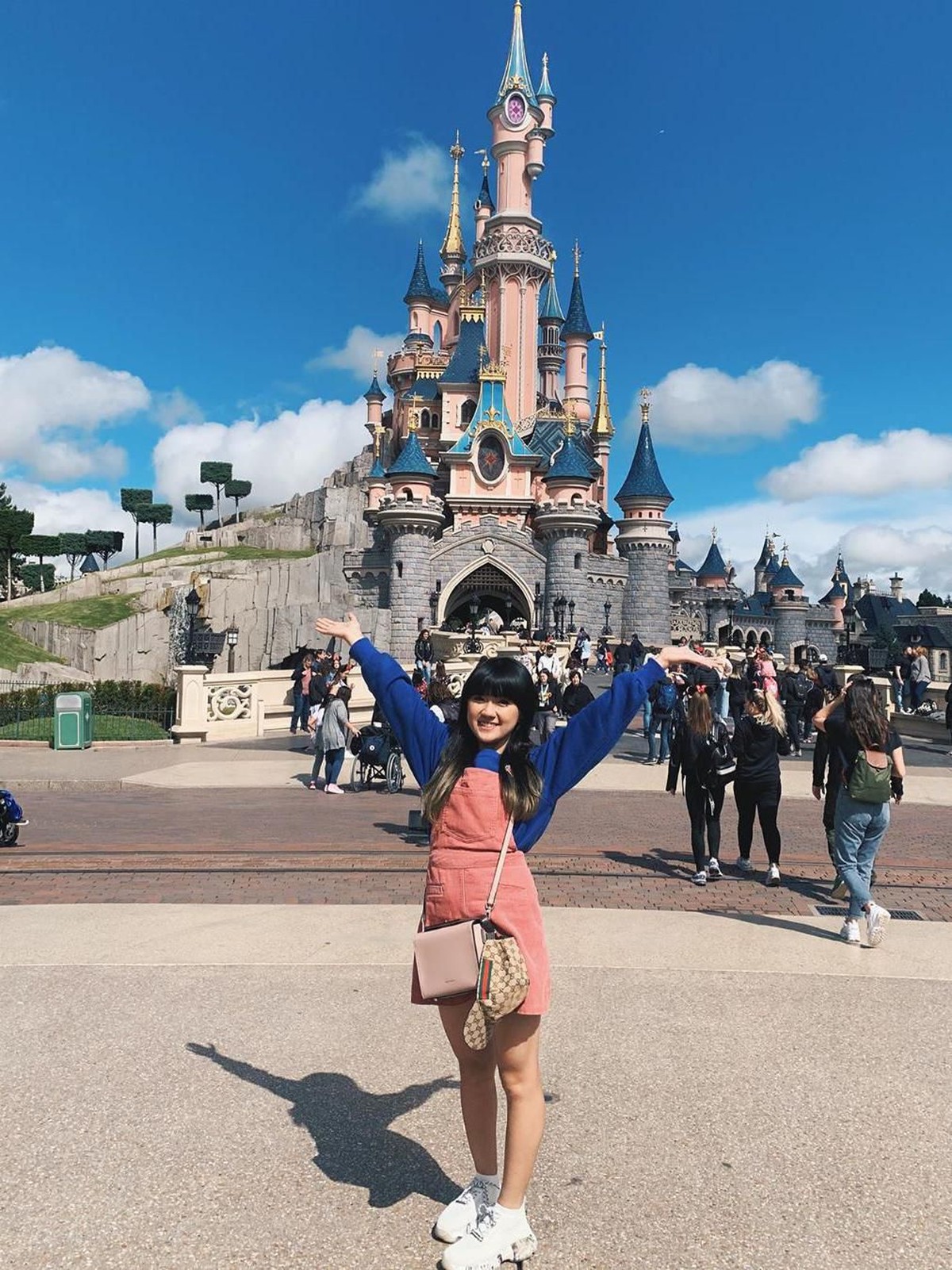 Tujuh gaya Cindy Gulla atau Cigul eks JKT48 yang sering berlibur di luar negeri&period; Seperti apa ya keseruannya Cigul&quest;