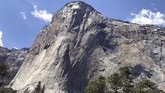 FOTO: Selah Schneiter, Pemanjat Tebing Cilik Asal Colorado Selah Schneiter gadis cilik berusia 10 tahun asal Colorado berhasil memanjat tebing El Capitan.