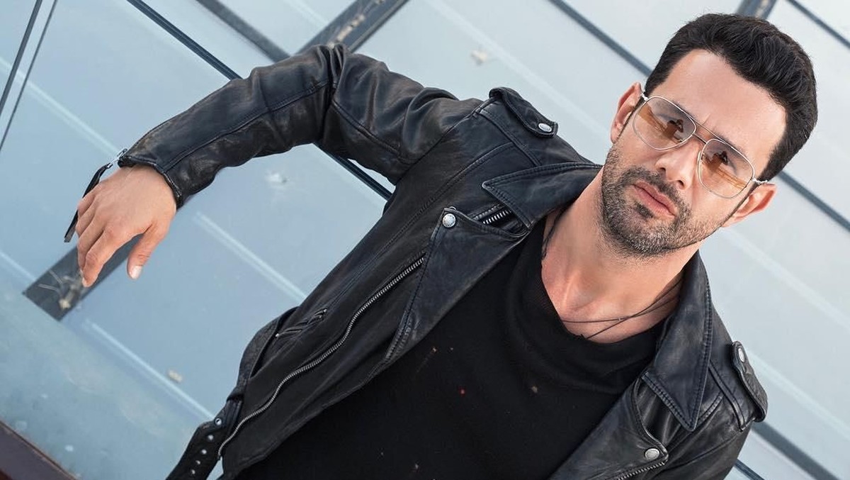 Penyanyi asal Turki bernama Keremcem Duruk berkolaborasi dengan Ayu Ting Ting di lagu berjudul Apalah Cinta&period; 