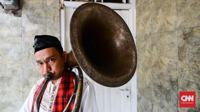 Para pemusik orkes tanjidor tidak punya dasar musik. Mereka tak bisa membaca not balok, tangga nada maupun partitur. Hati dan rasa adalah resep rahasia mereka.