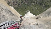 FOTO: Selah Schneiter, Pemanjat Tebing Cilik Asal Colorado Selah Schneiter gadis cilik berusia 10 tahun asal Colorado berhasil memanjat tebing El Capitan.