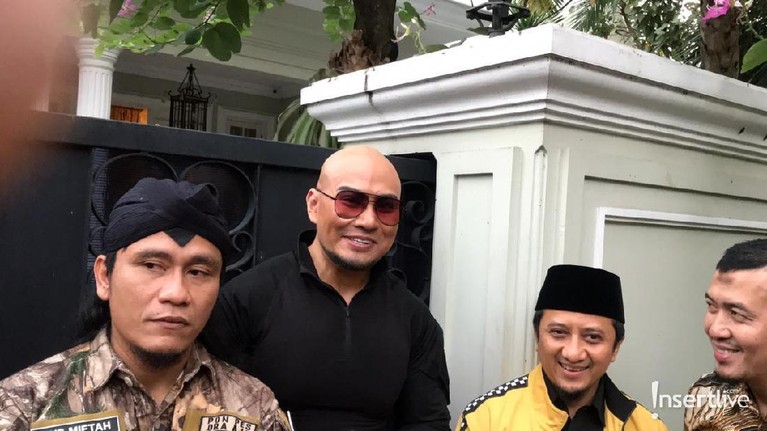 Deddy Corbuzier resmi menjadi mualaf. Ia mengucapkan dua kalimat syahadat dengan dibimbing Gus Miftah. 