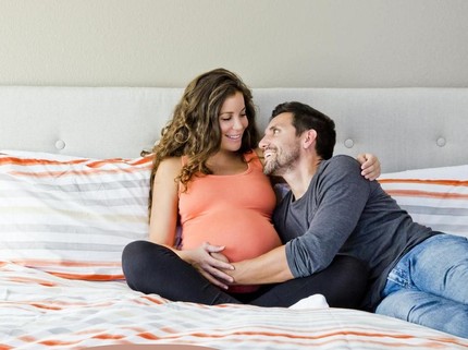 10 Panduan agar Tak Khawatir untuk Tetap Berhubungan Seks di Trimester 3 Kehamilan