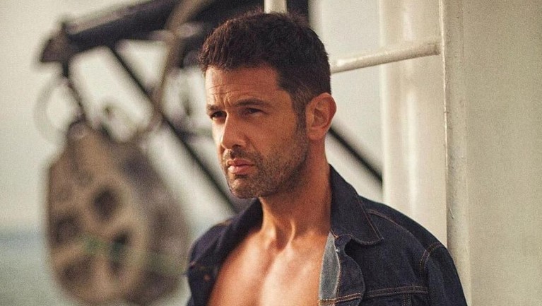 Penyanyi asal Turki bernama Keremcem Duruk berkolaborasi dengan Ayu Ting Ting di lagu berjudul Apalah Cinta. 