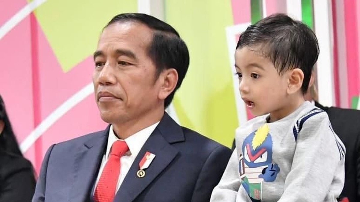 Meski sibuk dengan pekerjaan sebagai Presiden&comma; Jokowi sempatkan waktunya untuk bermain bersama Jan Ethes&period; Berikut Insertlive sajikan potret kebersamaan mereka&period;