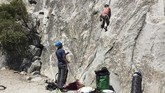 FOTO: Selah Schneiter, Pemanjat Tebing Cilik Asal Colorado Selah Schneiter gadis cilik berusia 10 tahun asal Colorado berhasil memanjat tebing El Capitan.