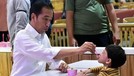 Meski sibuk dengan pekerjaan sebagai Presiden&comma; Jokowi sempatkan waktunya untuk bermain bersama Jan Ethes&period; Berikut Insertlive sajikan potret kebersamaan mereka&period;
