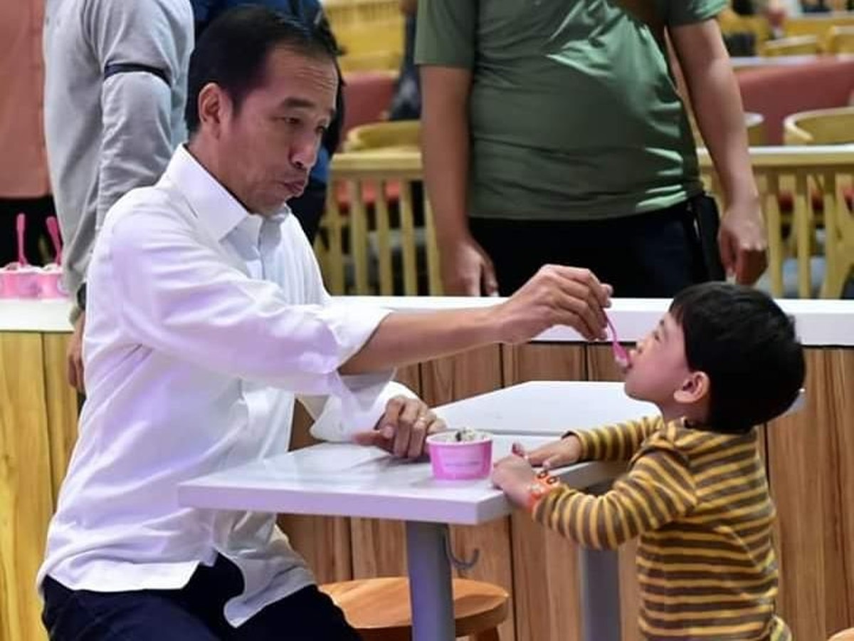 Meski sibuk dengan pekerjaan sebagai Presiden&comma; Jokowi sempatkan waktunya untuk bermain bersama Jan Ethes&period; Berikut Insertlive sajikan potret kebersamaan mereka&period;