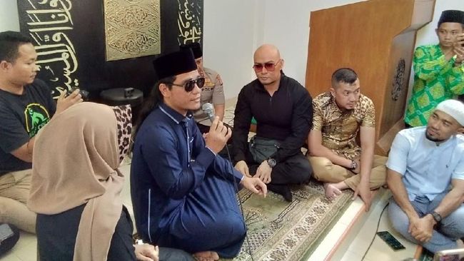 Usai mengucap patah demi patah kalimat syahadat yang dibimbing Gus Miftah dan resmi masuk Islam, Deddy Corbuzier tak mampu menahan air matanya yang menitik.