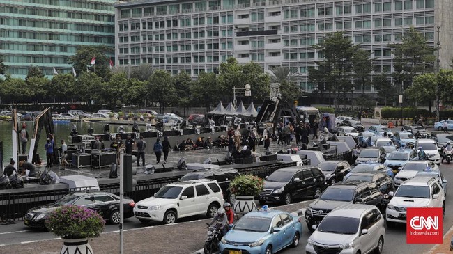Direktorat Lalu Lintas Polda Metro Jaya menutup ruas jalan di seputar Bundaran HI selama Jakarta Muharram Festival berlangsung, mulai pukul 16.00 WIB.