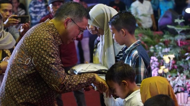 Inalum menyerahkan bantuan secara simbolis 10.000 seragam sekolah untuk siswa-siswi SD dan SMP di Kabupaten Batu Bara dan beasiswa ke mahasiswa.