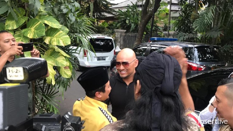 Deddy Corbuzier resmi menjadi mualaf. Ia mengucapkan dua kalimat syahadat dengan dibimbing Gus Miftah. 