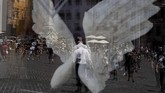 NYALANG: Buih Nirwana di Kaki Langit Dalam foto pilihan CNNIndonesia.com pekan ini, ada cerita sengat matahari di Jalur Gaza dan Pakistan, serta pasangan yang berpose di Danau Michigan.
