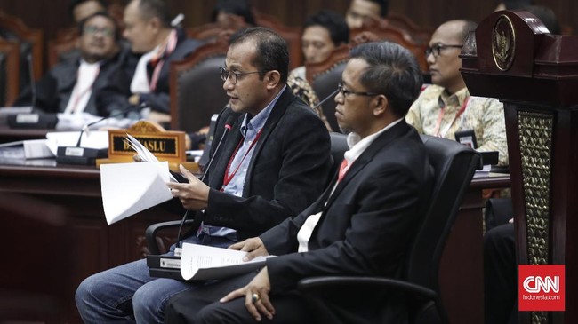 Mahfud MD menghubungi tim kuasa hukum Jokowi, Edward Omar untuk bertanya soal pemaparan yang akan diberikan pada sidang sengketa Pilpres 2019 di MK.