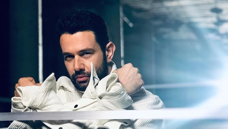 Penyanyi asal Turki bernama Keremcem Duruk berkolaborasi dengan Ayu Ting Ting di lagu berjudul Apalah Cinta. 