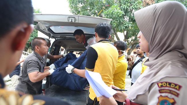 Petugas membawa kantong jenazah korban kebakaran pabrik mancis (korek gas) ketika tiba di Rumah Sakit Bhayangkara Polda Sumut untuk dilakukan proses otopsi, di Medan, Sumatera Utara, Jumat (21/6/2019). Sebanyak 30 korban yang terdiri dari 25 pekerja orang dewasa dan lima orang anak kecil tewas terbakar dalam peristiwa kebakaran yang terjadi di pabrik mancis (korek gas) di Desa Sambirejo Kecamatan Binjai Kabupaten Langkat yang saat ini belum diketahui penyebabnya. ANTARA FOTO/Septianda Perdana/hp.