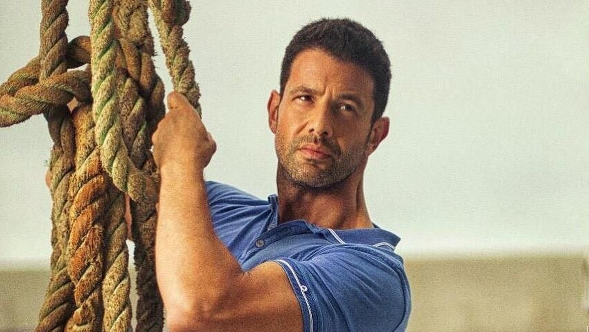 Penyanyi asal Turki bernama Keremcem Duruk berkolaborasi dengan Ayu Ting Ting di lagu berjudul Apalah Cinta&period; 