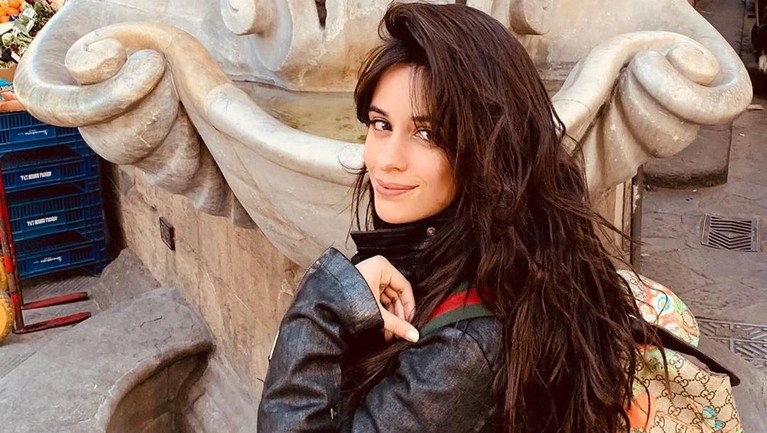 Pesona penyanyi cantik asal Meksiko Camila Cabelo, teman duet Shawn Mendes pada lagu terbarunya. Insertlive sajikan 7 pesona cantik nan elegan Camilla Cabello.