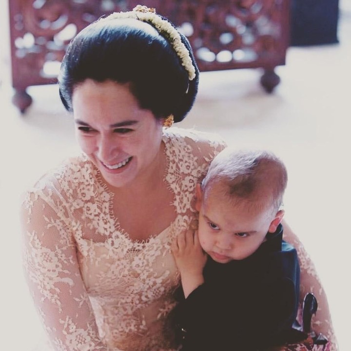 Kartika Sari Dewi Soekarno adalah putri Presiden RI pertama Soekarno dan Ratna Sari Dewi Soekarno. Dari pernikahannya dengan Frits Frederik Seegers, Kartika dikaruniai anak laki-laki bernama Frederik Kiran. (Foto: Instagram: @kartikasoekarnofoundation)