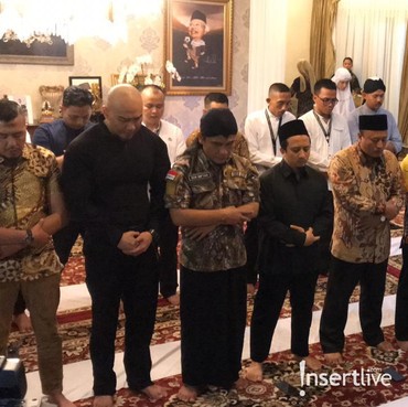 Salat Pertama Deddy Corbuzier Diimami Wakil Presiden Terpilih Indonesia