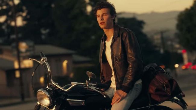 Shawn Mendes tenar karena aktif di sebuah aplikasi. Kini, ia berteman dekat dengan Ed Sheeran, menjalin kasih dengan Camila Cabello, dan seorang solois sukses.