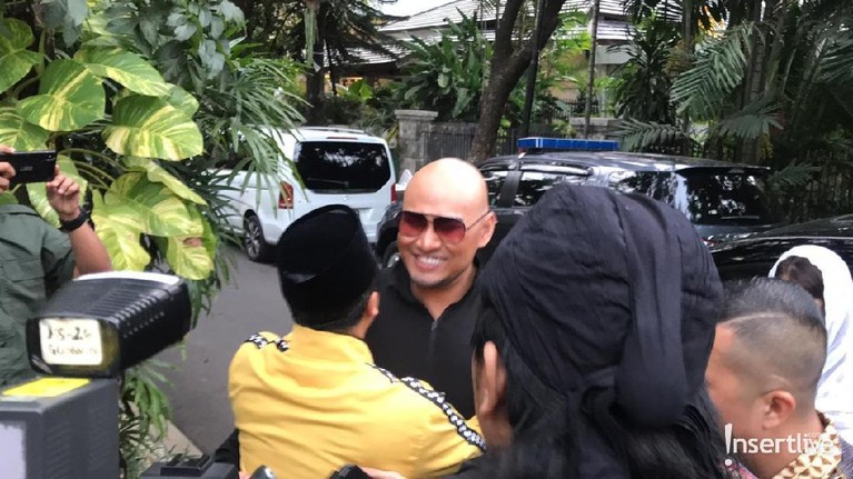 Deddy Corbuzier resmi menjadi mualaf. Ia mengucapkan dua kalimat syahadat dengan dibimbing Gus Miftah. 