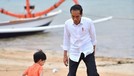 Meski sibuk dengan pekerjaan sebagai Presiden&comma; Jokowi sempatkan waktunya untuk bermain bersama Jan Ethes&period; Berikut Insertlive sajikan potret kebersamaan mereka&period;